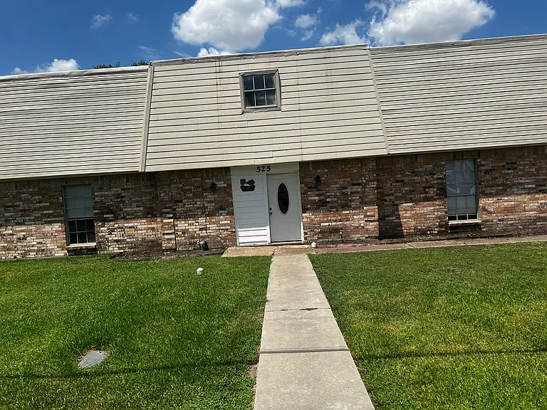 525 Spring Dr — Photo 1