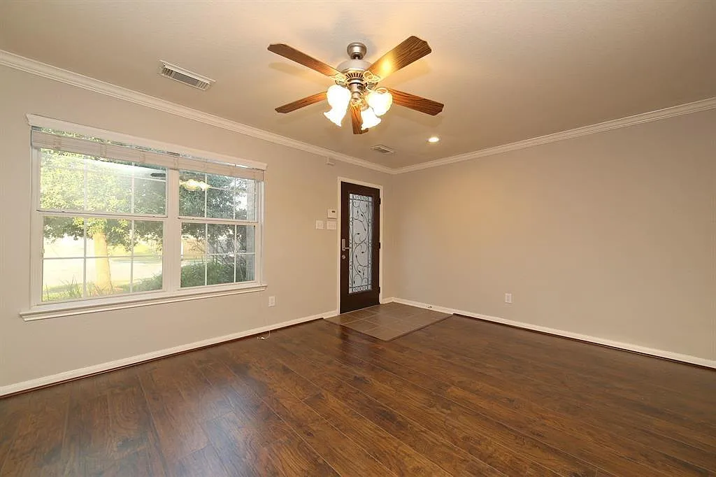3 bed, 2.5 bath, 2496 sqft, $2,295 — Photo 3
