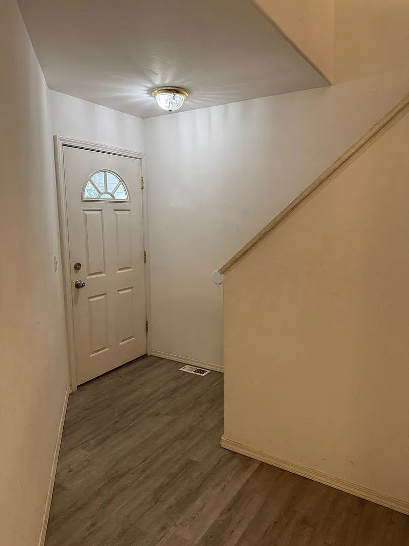 3 bedroom home conveniently located — Photo 2