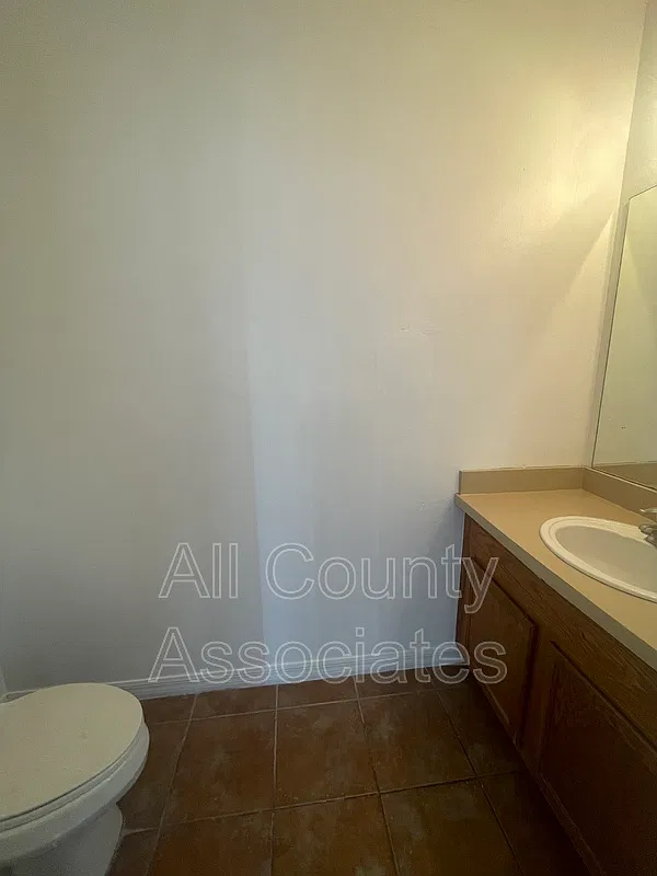 3 bed, 2.5 bath, 1672 sqft, $2,295 — Photo 2
