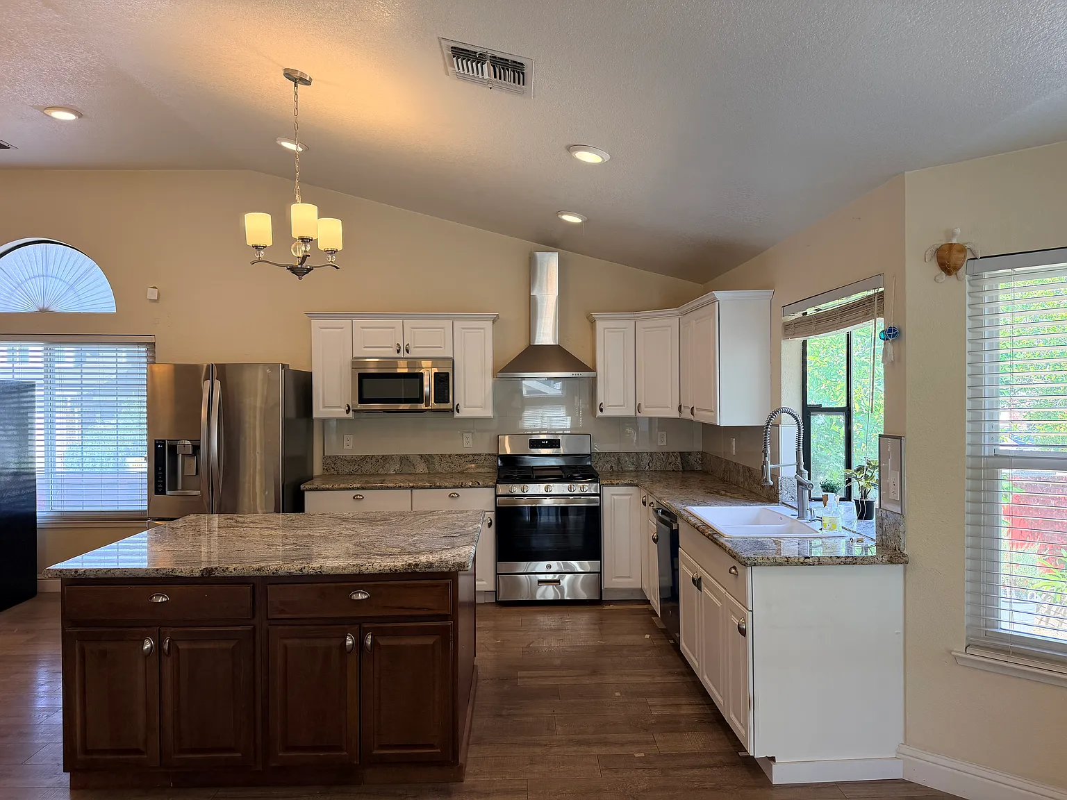 4 bed, 2800 sqft, $3,695 — Photo 3