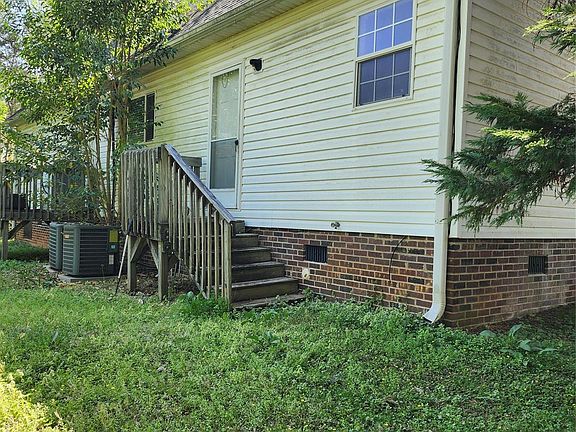 3rd image of 213 Vicki Way