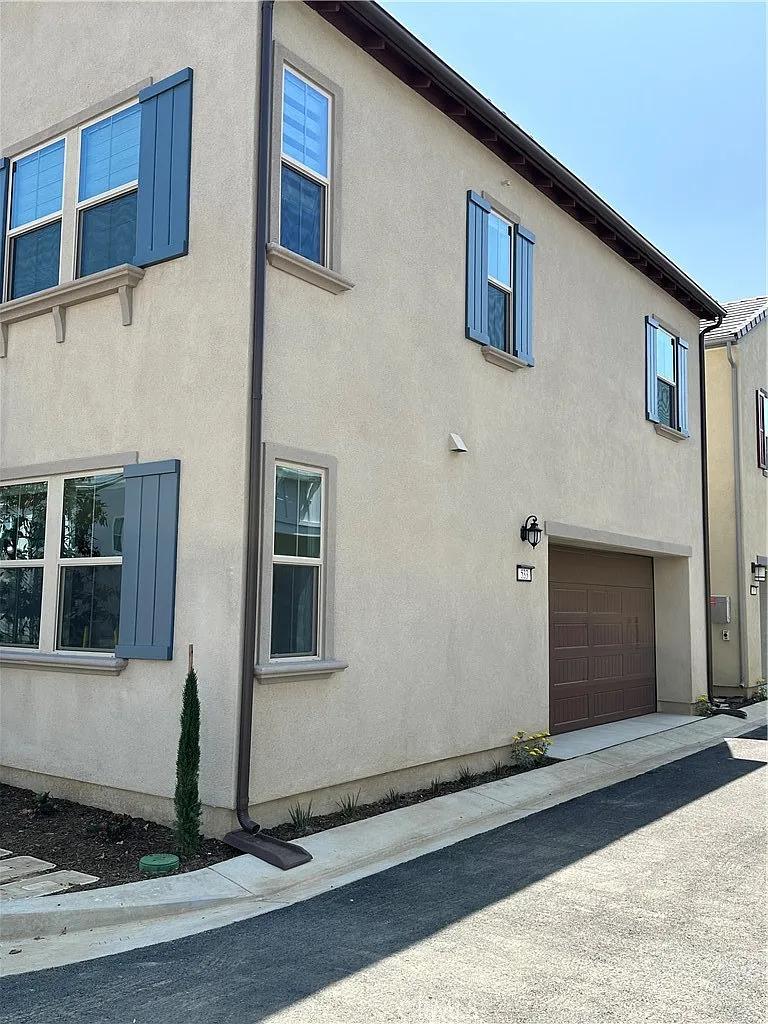 4 bed, 1826 sqft, $3,950 — Photo 2