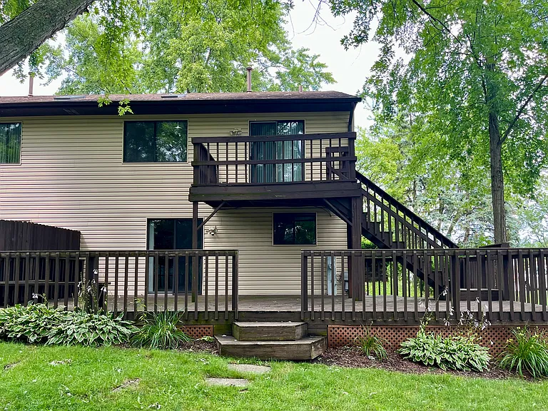Spacious 2-level Deck