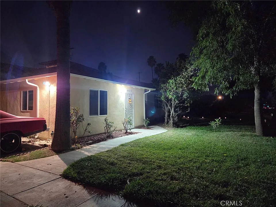 8646 1/2 Corbin Ave