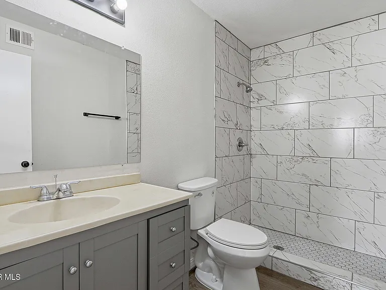 7129 Orizaba Ave — Photo 24