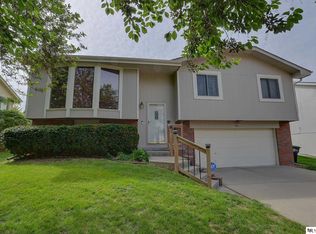 8185 Willit St, Omaha, NE 68122