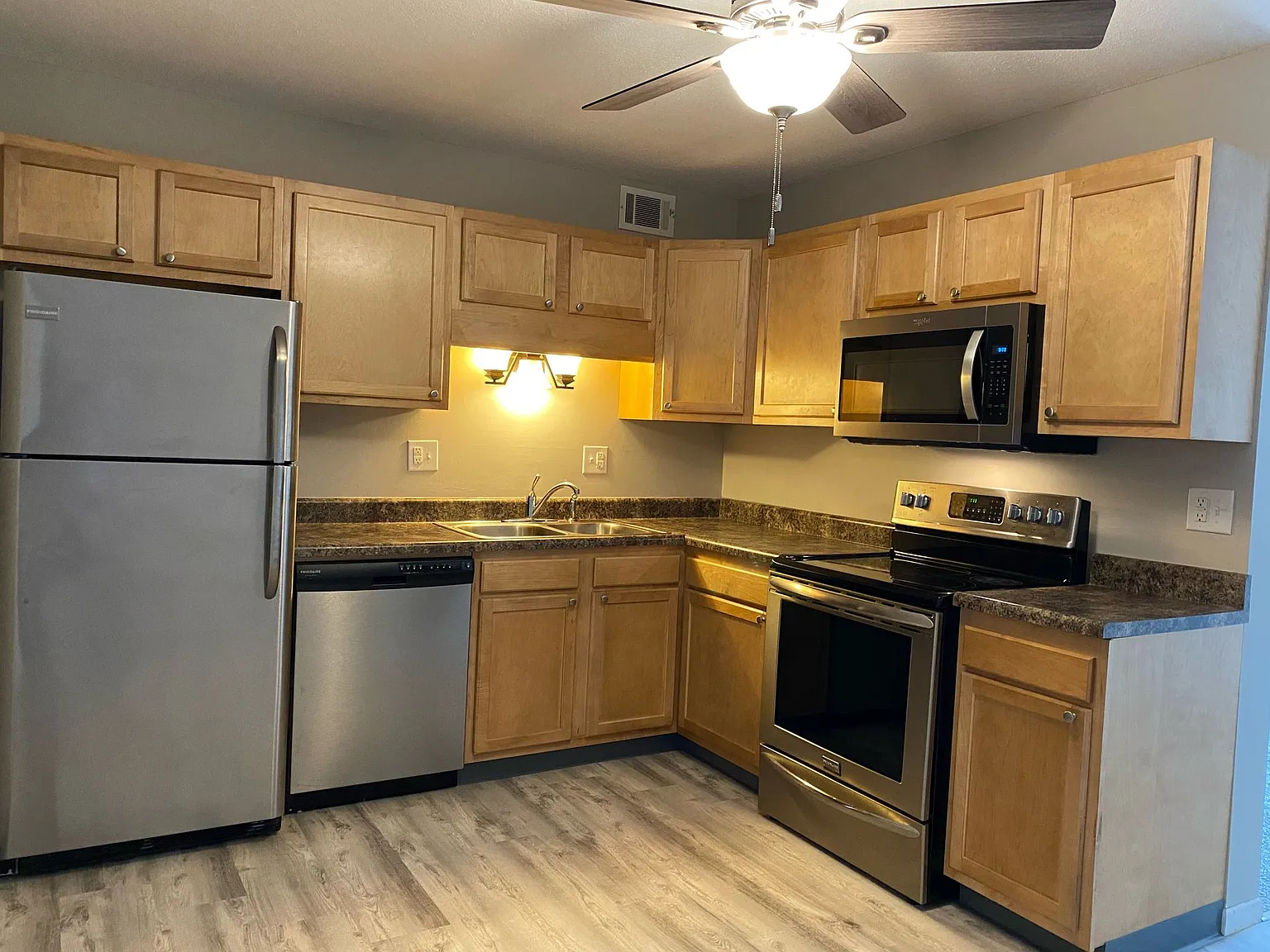 Windsor Chateau - Move in special- FREE GARGAE! — Photo 2