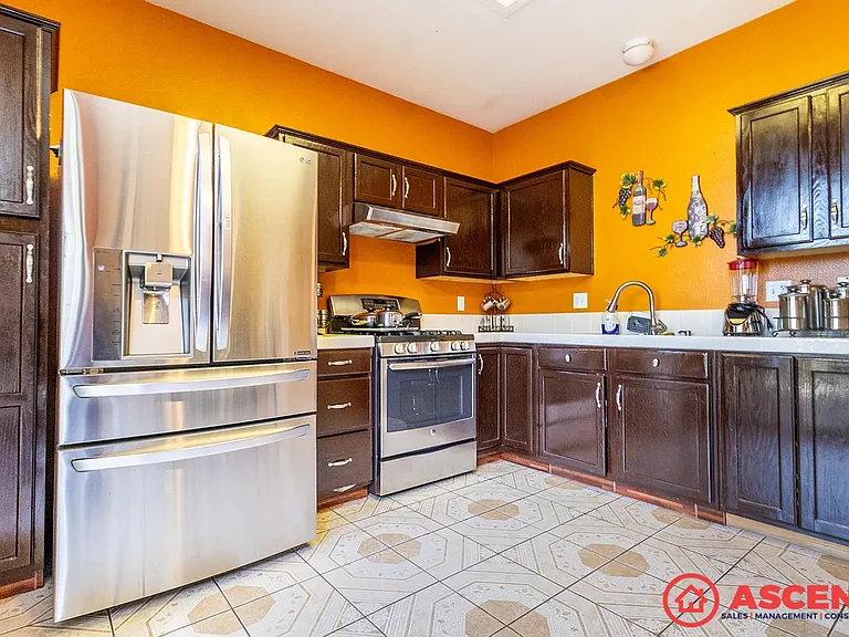 1810 Martinho Ave — Photo 10