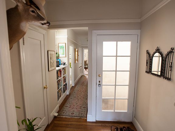 Entrance - Hallway to living Room