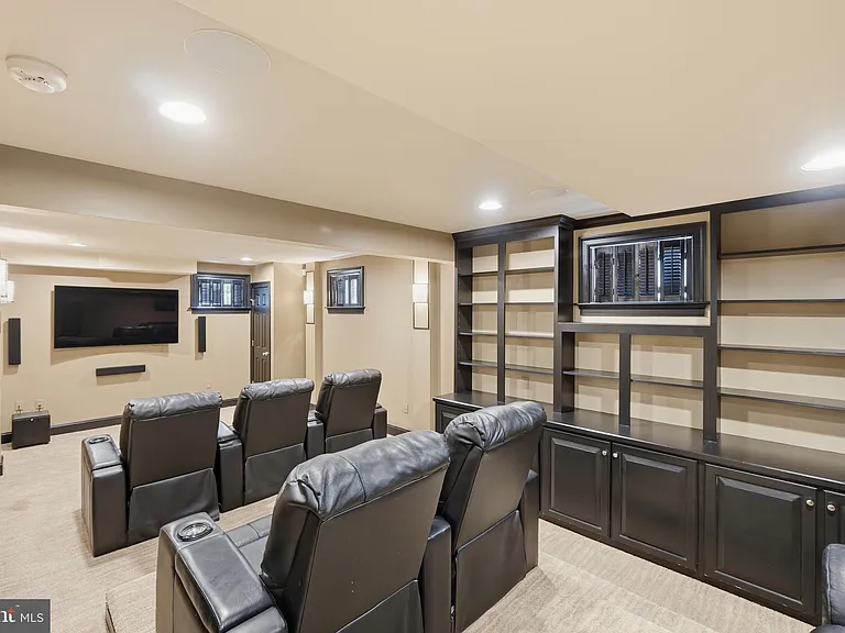 9904 Hall Rd — Photo 25
