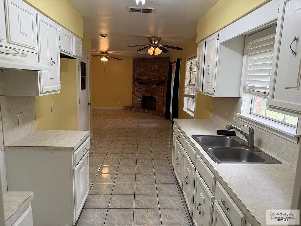 3 bed, 2.0 bath, 1300 sqft, $1,650 — Photo 2