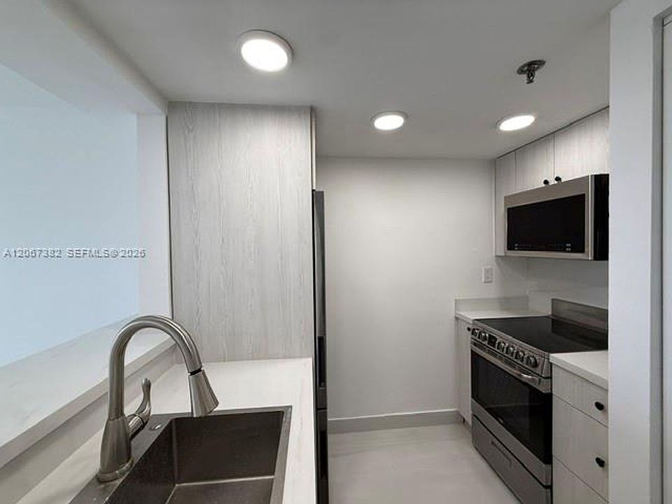 1st image of 540 Brickell Key Dr #Cu-1024