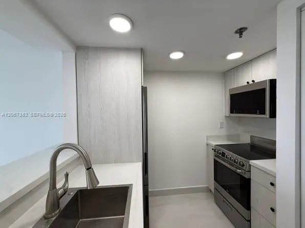 540 Brickell Key Dr, Miami, FL