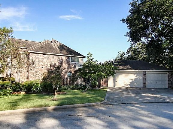 Park like 18,791 sq ft lot.. Over sized 3 car garage is built out to accommodate a boat or roomy workshop. Plenty of extra parking in the cul-de-sac for guest.