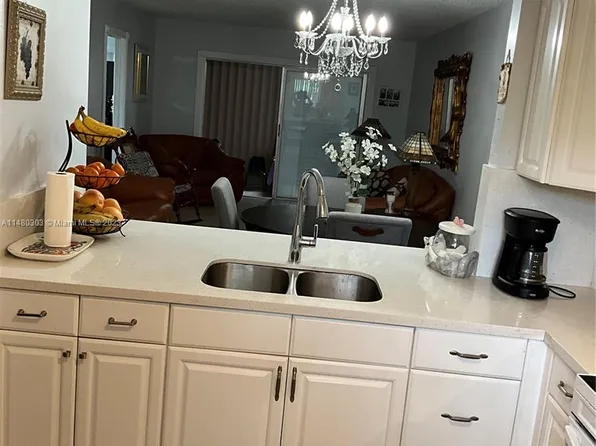 300 Berkley Rd APT 110, Hollywood, FL 33024