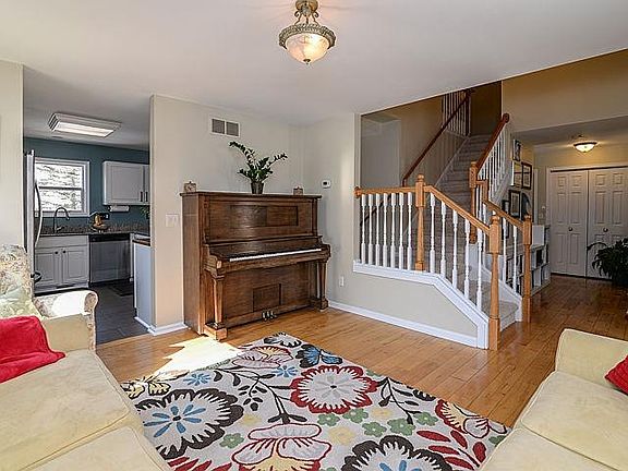 4th image of 587 E Castlebury Cir