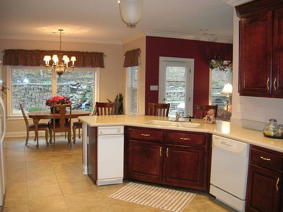 Large Dine-In Kitchen