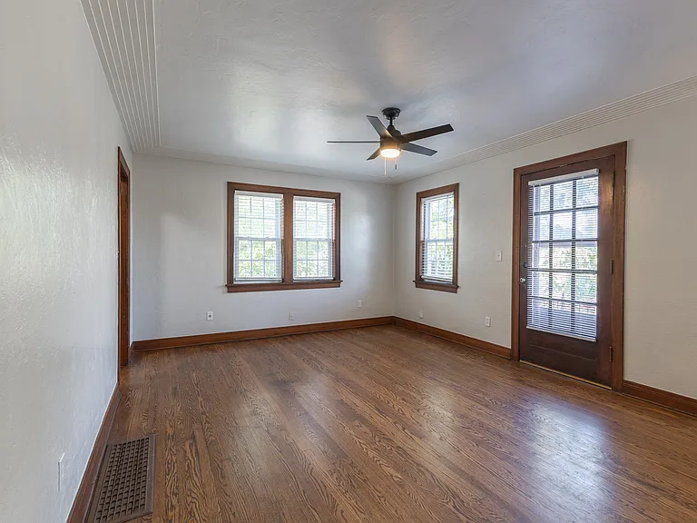 2547 SW 23rd St #UPPER — Photo 12