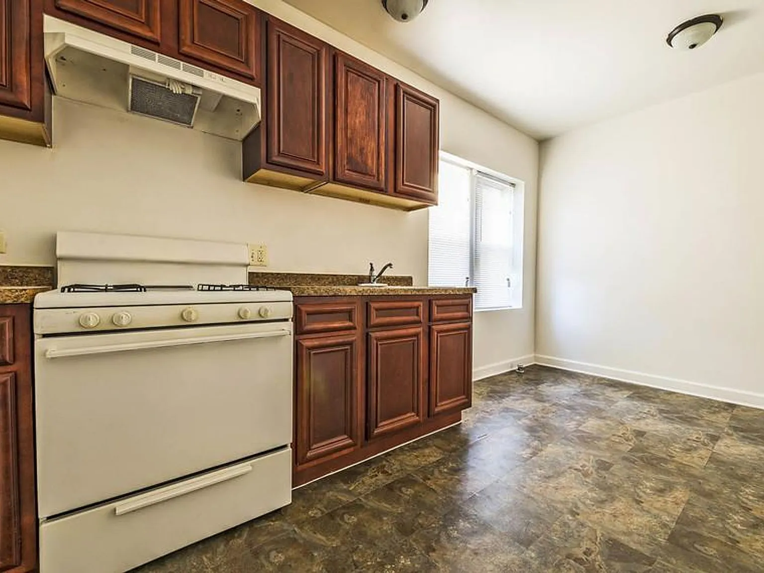 7109 S Ridgeland — Photo 3