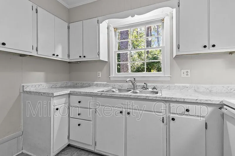 3 bed, 1.0 bath, 1166 sqft, $1,250 — Photo 2