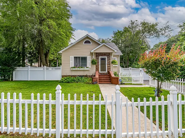 234 Grand Avenue, Lindenhurst, NY 11757