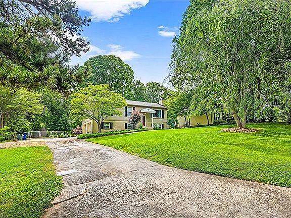 5th image of 815 Ellington Dr