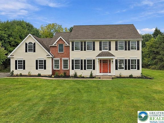 2nd image of 4 Schoolhouse Ln