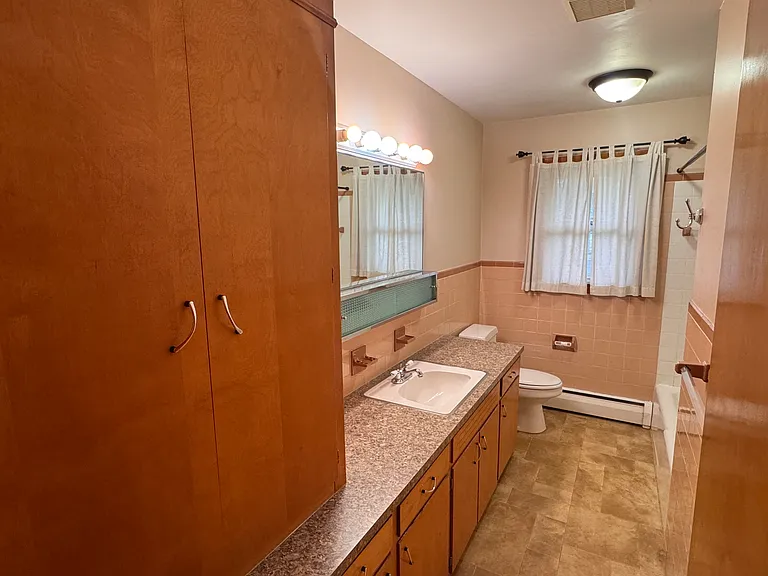 Bathroom 1/2