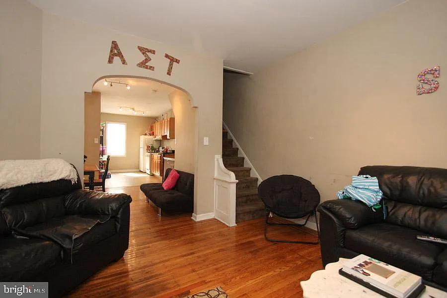4 bed, 2.0 bath, 1140 sqft, $1,895 — Photo 2