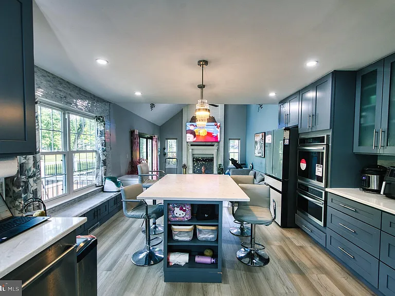139 Mallard Dr W — Photo 18