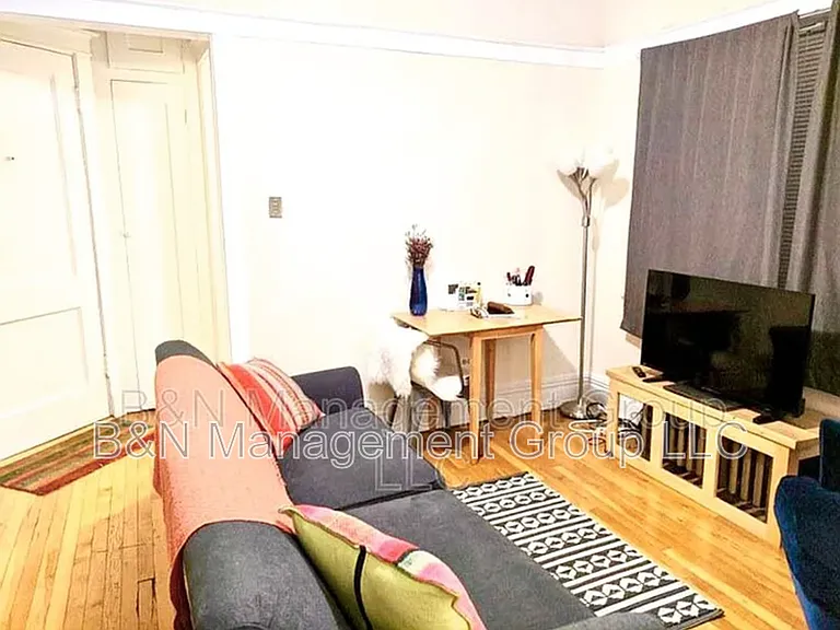 1061 W Dakin St #2 — Photo 4