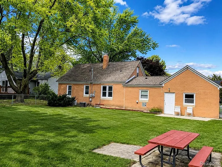 2111 W Forteen Mile Rd — Photo 21