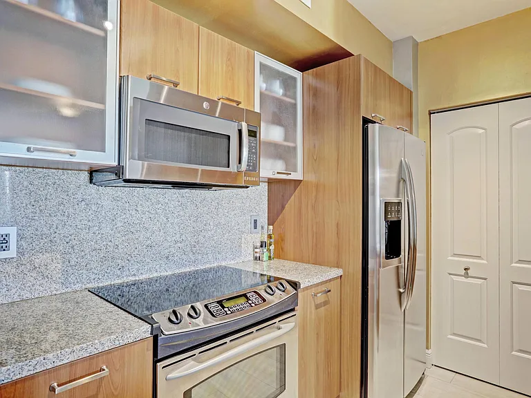 630 Sapodilla Ave #321 — Photo 8