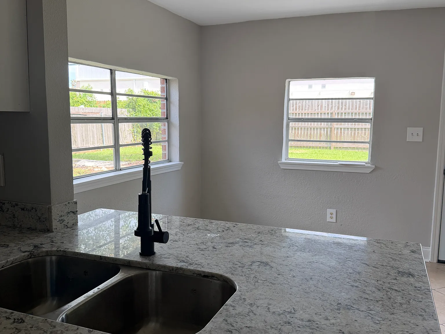 5 bed, 2050 sqft, $1,690 — Photo 3
