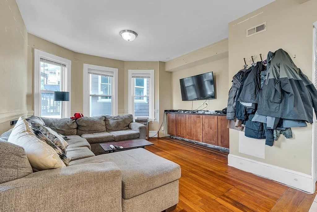 5 bed, 1400 sqft, $8,000 — Photo 3