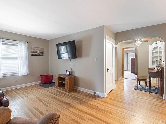 3rd image of 1015 Chelsea Ave