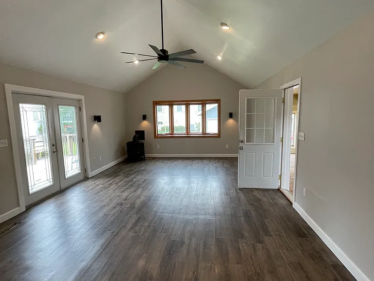 W239N6348 Maple Ave — Photo 5