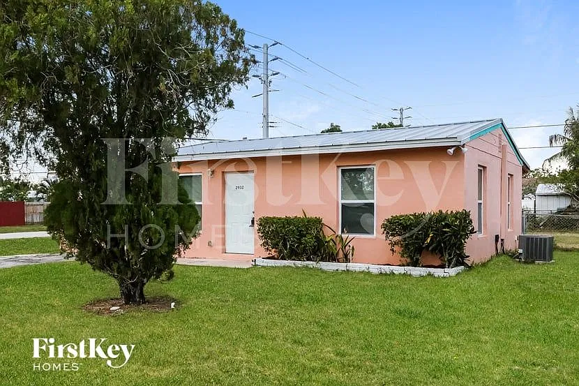 3 bed, 2.0 bath, 980 sqft, $2,880 — Photo 3