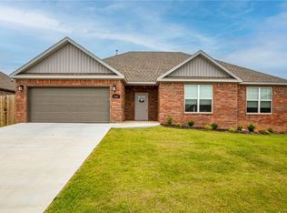 910 Skyline Loop, Centerton, AR 72719