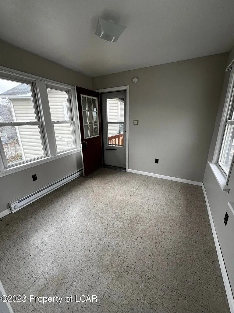 2 bed, 930 sqft, $1,000 — Photo 3