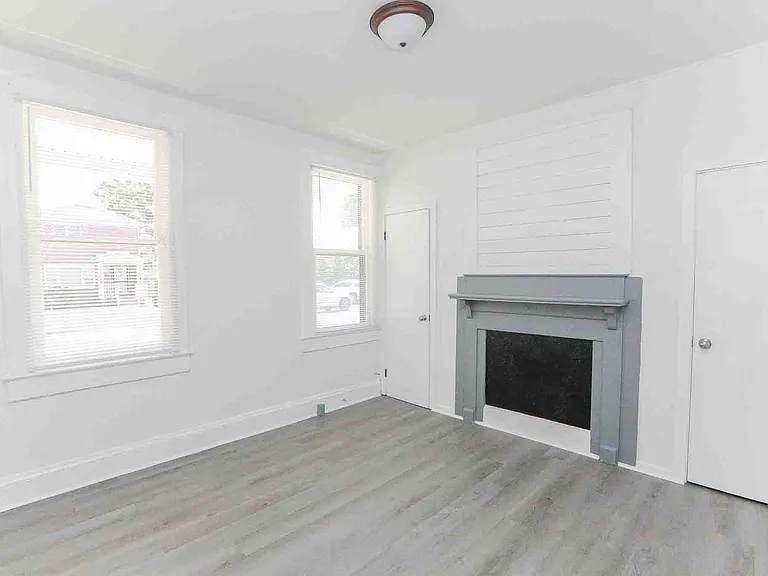 1260 W 37th St — Photo 4