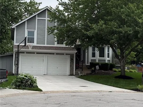2110 S Halleys Ct, Olathe, KS 66062