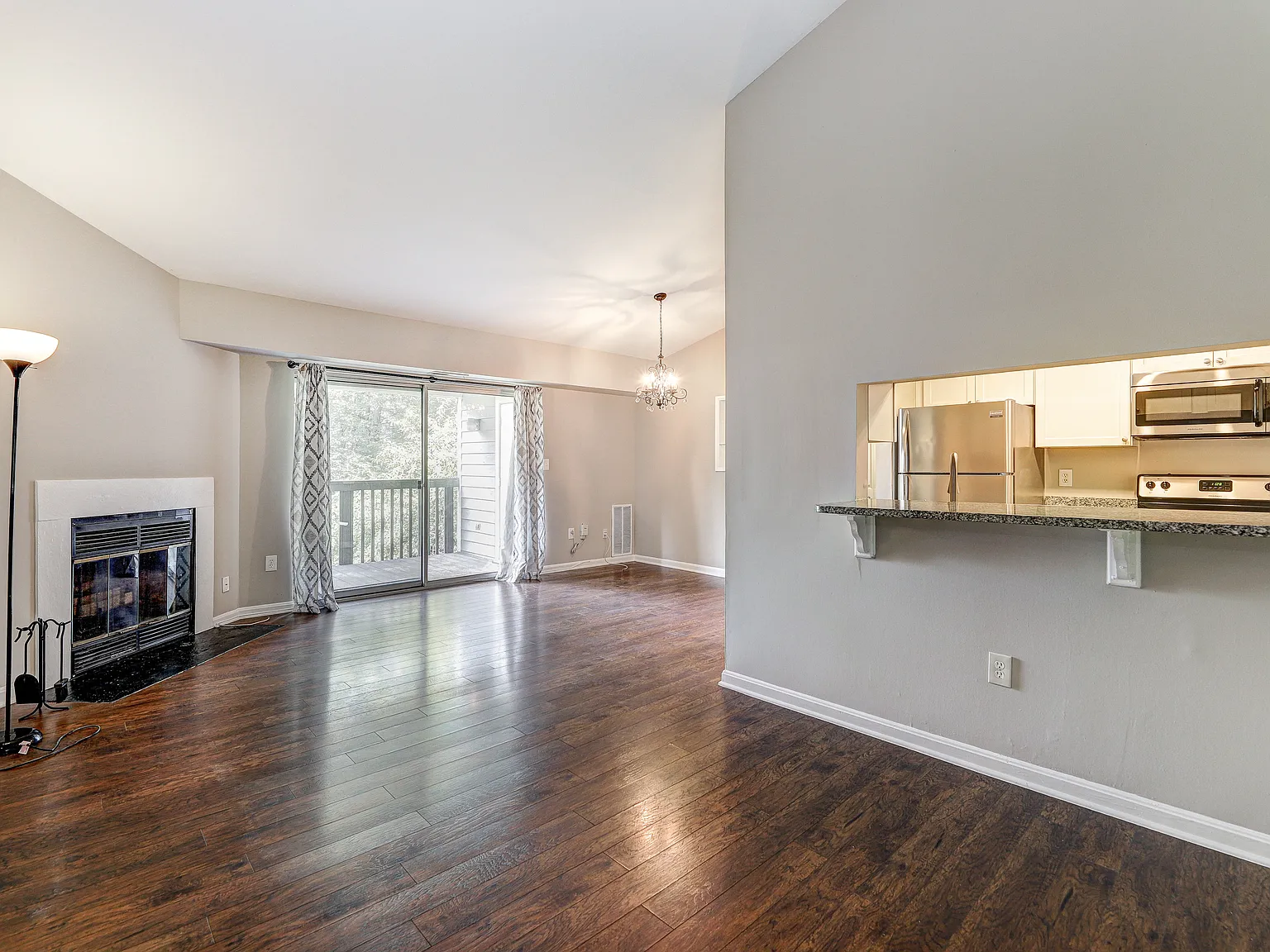 2 bed, 1045 sqft, $2,000 — Photo 2