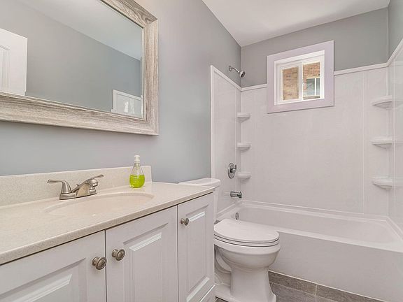 3rd image of 722 Garland Cir APT F