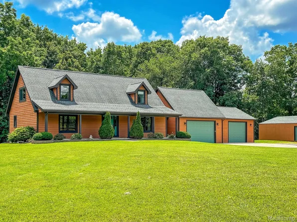 7653 Chase Lake Rd, Fowlerville, MI 48836