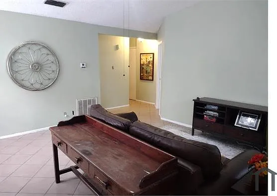 2 bed, 884 sqft, $1,075 — Photo 2