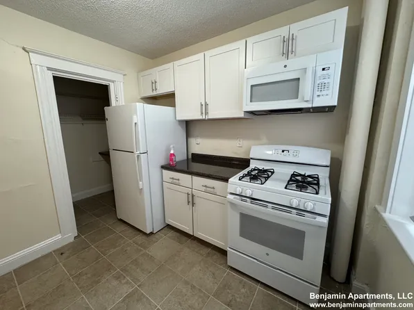 5 Barrows St APT 4B, Allston, MA 02134