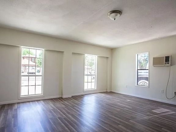 4th image of 3302 Green Valley Dr