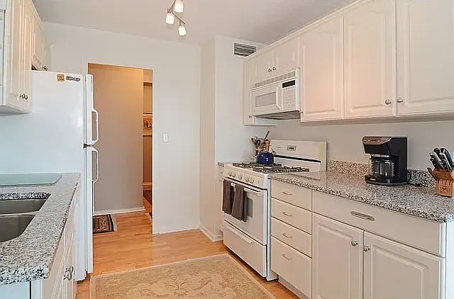 3430 N Lakeshore Dr #5L — Photo 8